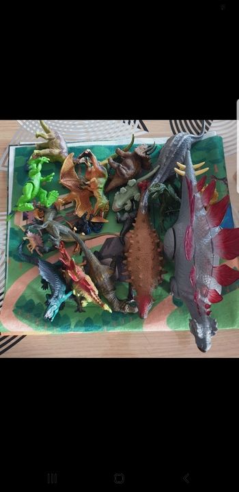 Lot dinosaures et son tapis