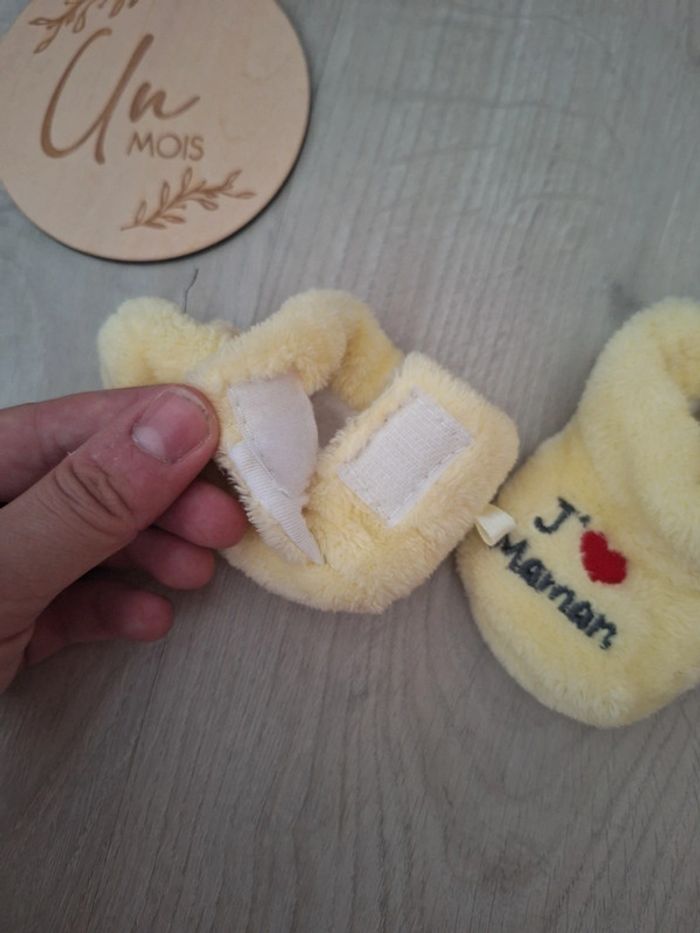 Petits chaussons naissance jaunes - photo numéro 3