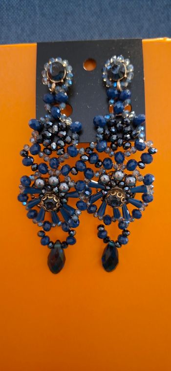 Magnifique boucles d'oreilles neuf jamais porté 