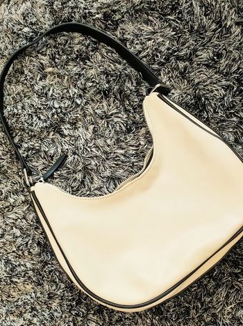 Sac à main incurvé en cuir