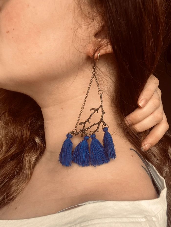 Boucles d’oreilles avec pompons bleu marine handmade neuf sans étiquette