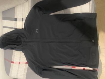 Je vent une veste under armour noir