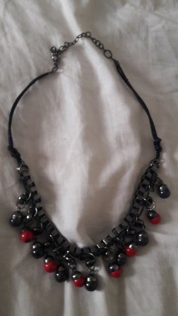 Collier réglable en longueur rouge et noir