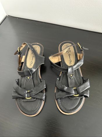 Sandales en cuir noir et doré Comme il faut T37