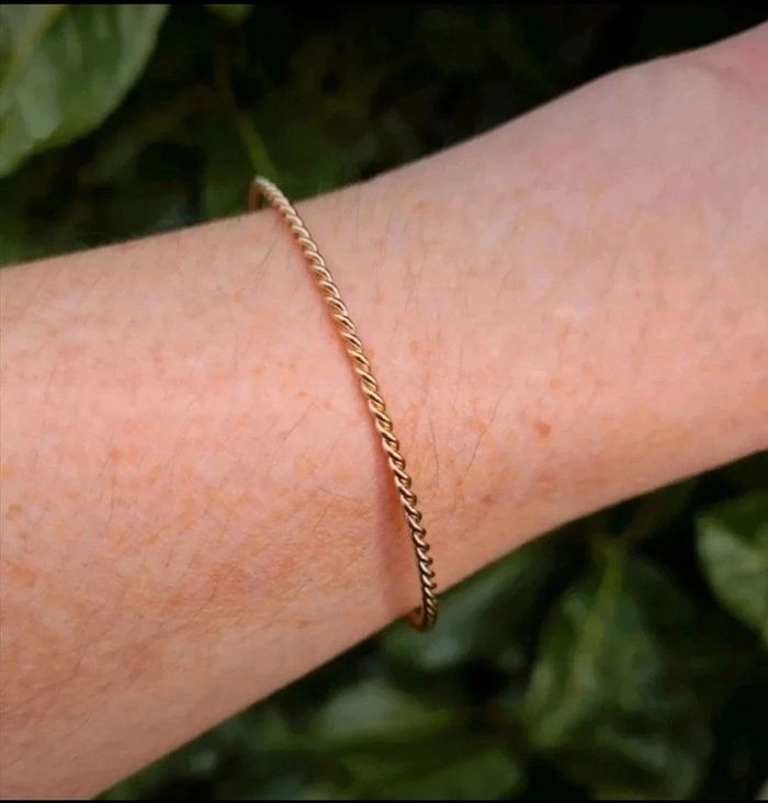 Bracelet jonc fin torsadé plaqué or