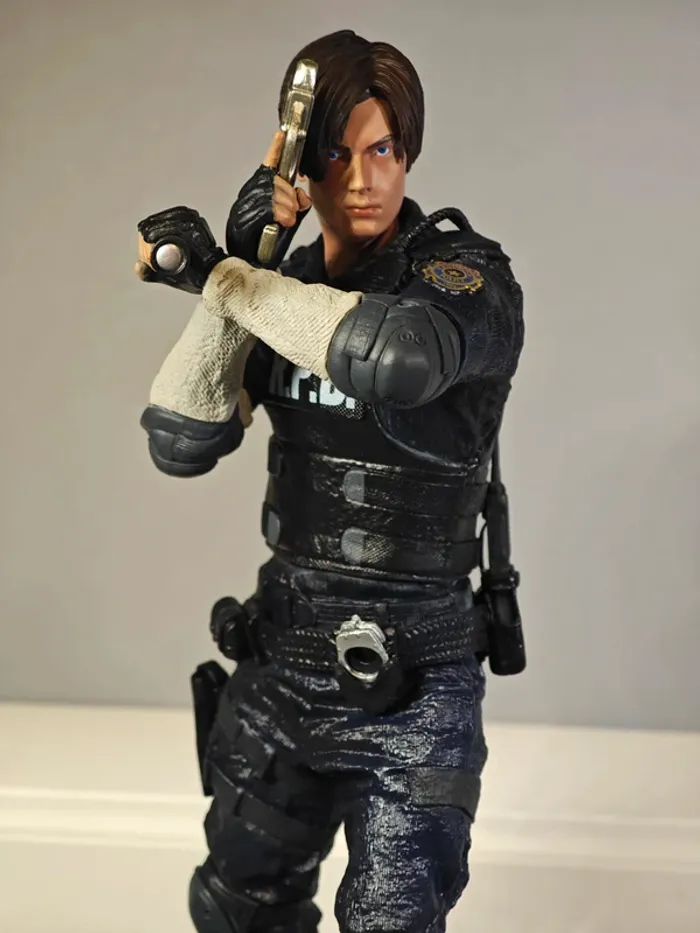 Figurine Resident Evil 2 : Leon 32cm neuve sans boîte - photo numéro 2