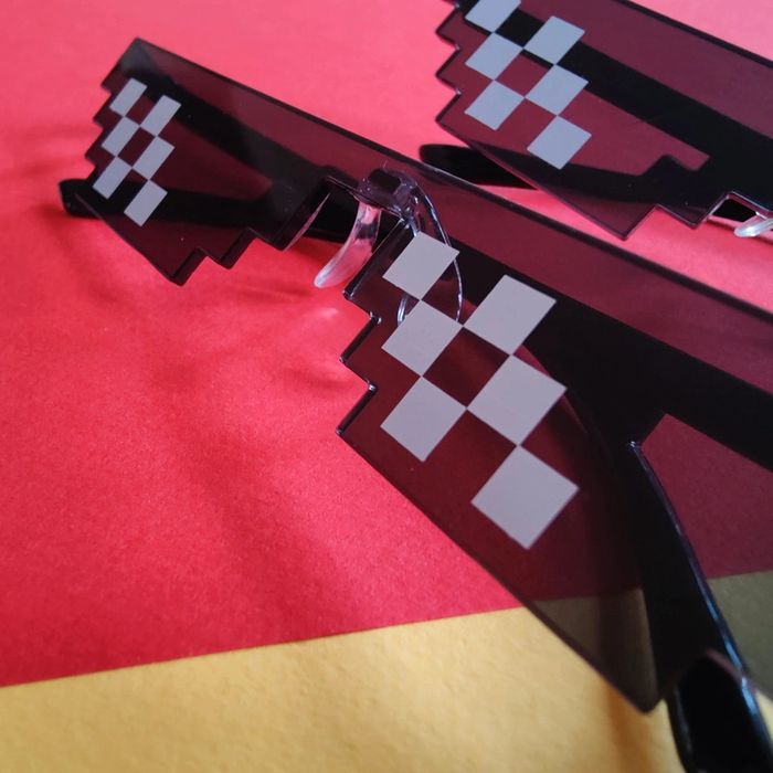 Lot de 2 paires de lunettes de soleil pixellisées - Excellent état 🌟 - Envoi rapide 🚚💨 - photo numéro 2