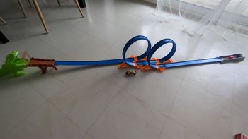Circuit voiture t-rex enfant 