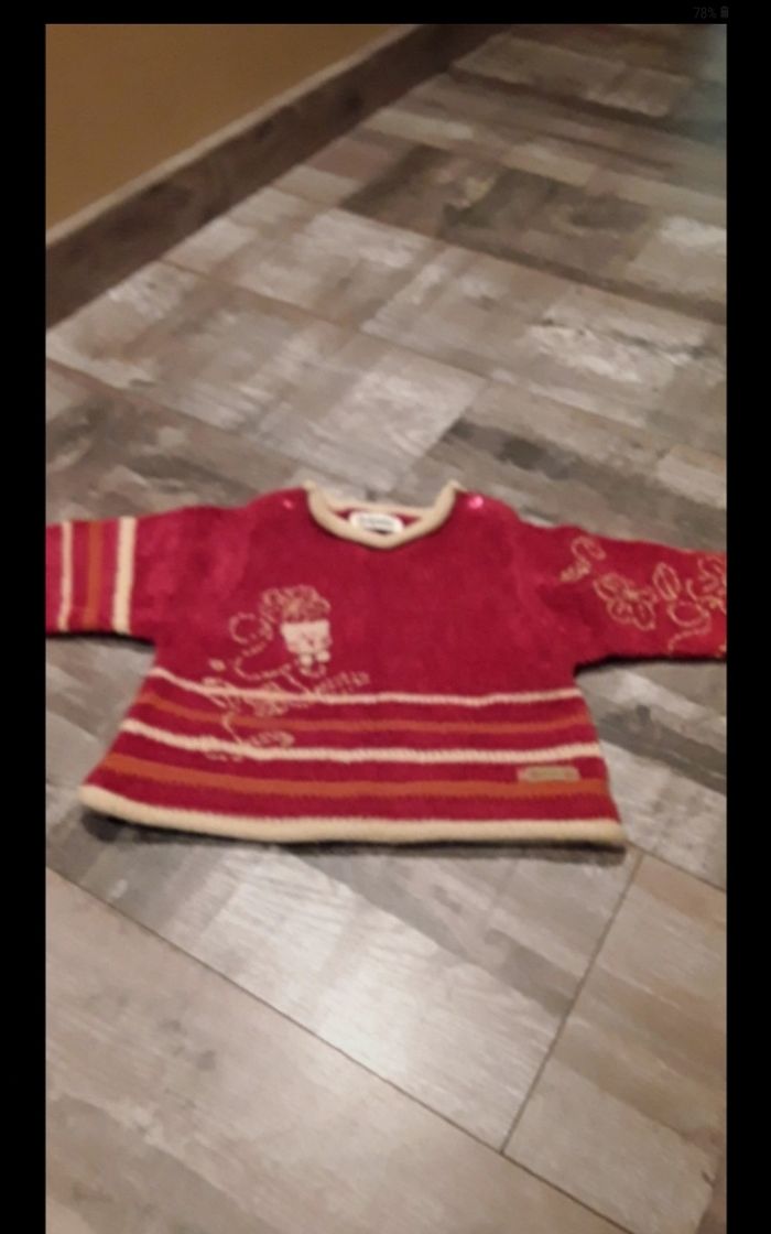 Pull rouge avec chat