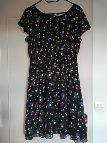 Robe noire motif fleuri