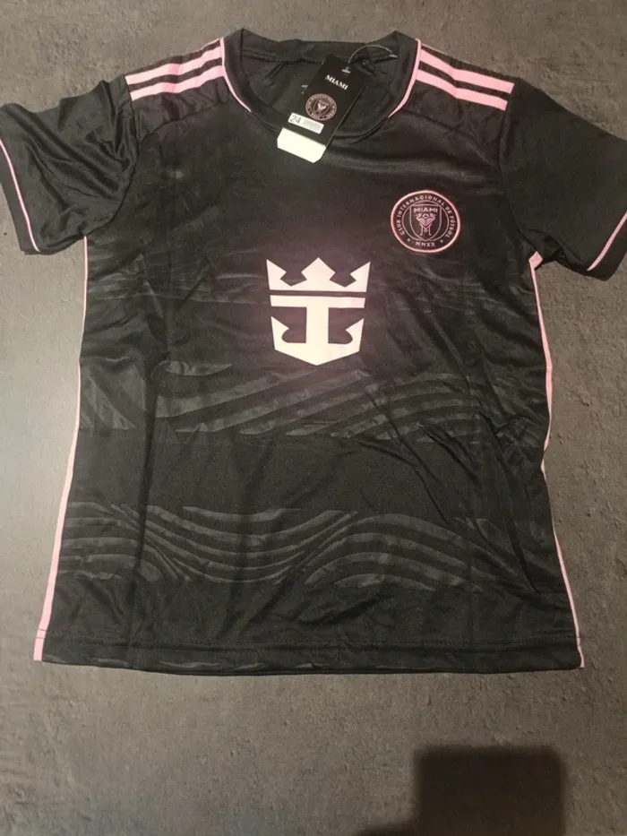 Tenue foot Léo Messi Inter Miami noir/rose. T.24 - photo numéro 2