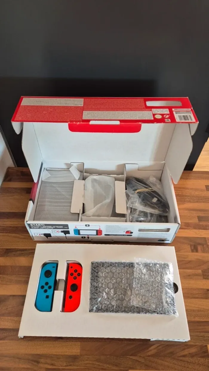 Console Nintendo switch en boîte - photo numéro 3