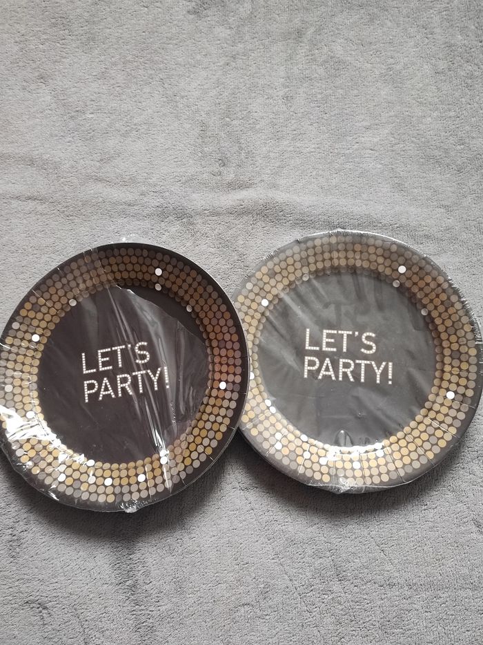 Lot de 15 assiettes en cartons : let's party!