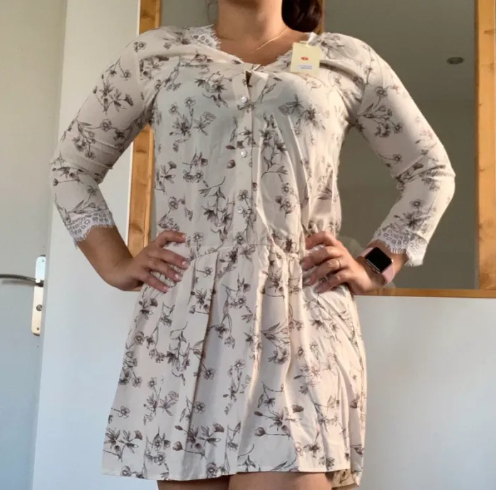 Robe beige fleurs dentelle