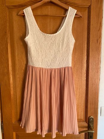 Robe dentelle, plis