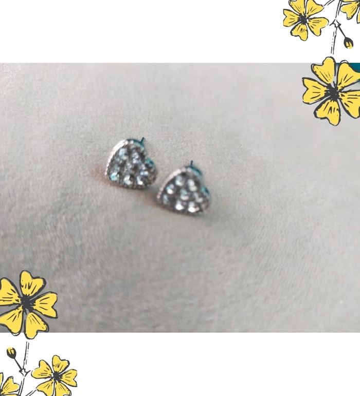 Clous d’oreilles coeur strass argenté – Brillants et discrets – Idée cadeau - photo numéro 3