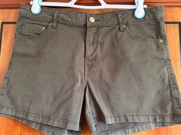 Short kaki 38 Stradivarius