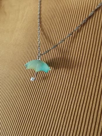 Chaîne dorée torsadée avec pendentif parapluie vert