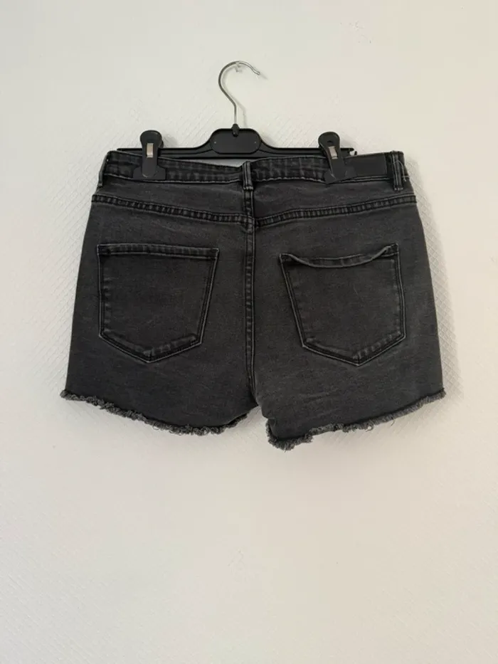 Short en jean noir taille 38 bizzbee en très bon état - photo numéro 3