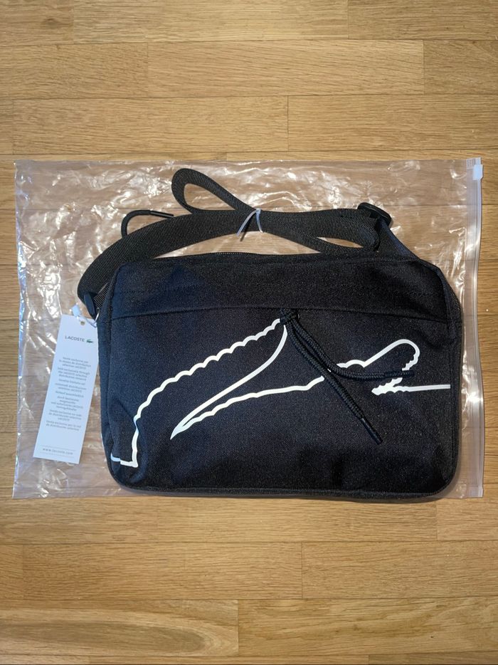 Sacoche Lacoste neuf vendu avec sont sac - photo numéro 2