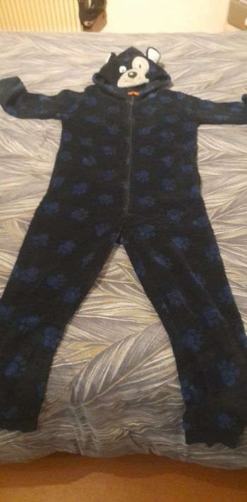 Sur pyjamas  très très bon état 