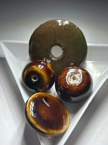 A445, Très bel ensemble de perles en céramique, couleur chocolat