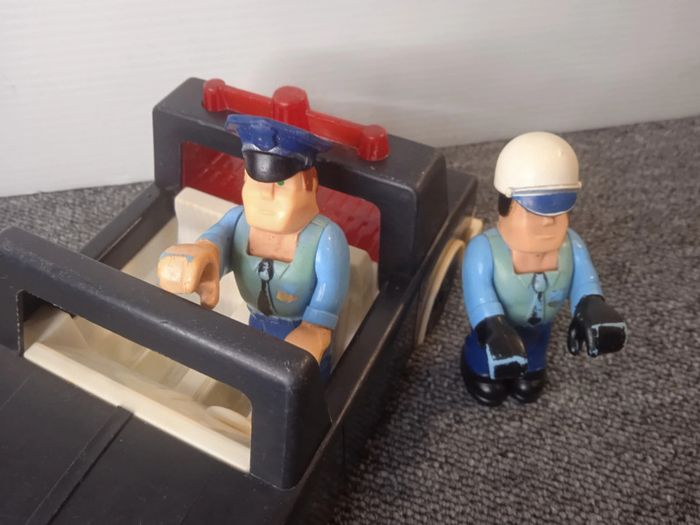 vintage voiture de police fisher price + 2 figurines - photo numéro 2