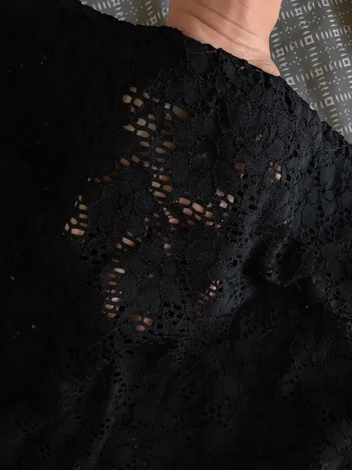 Robe noire dentelle avec dos nu - photo numéro 2
