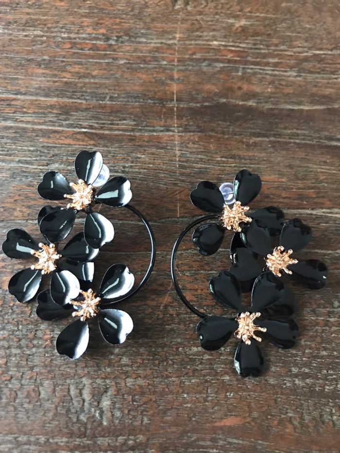 Magnifique paire de boucles d’oreilles fleurs