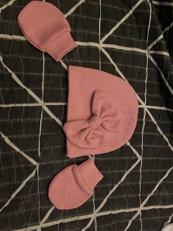 Ensemble bonnet et gang rose pour bébé