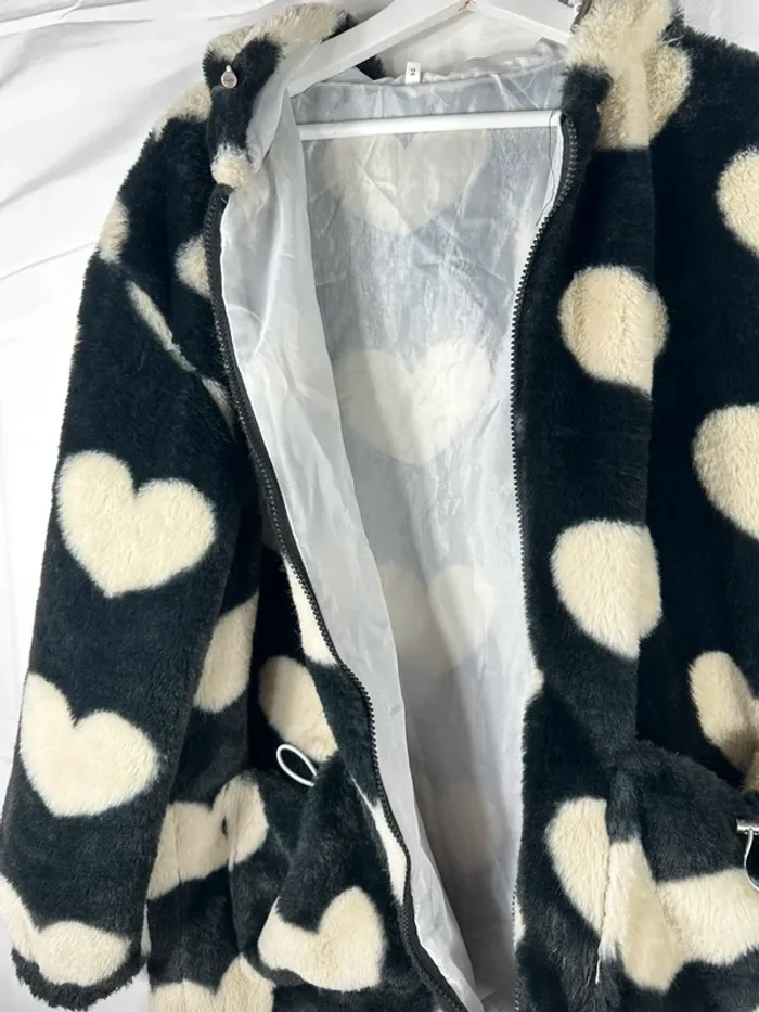 Veste polaire noire YesStyle – Neuve, douce & trop cute avec capuche et cœur blanc - photo numéro 6