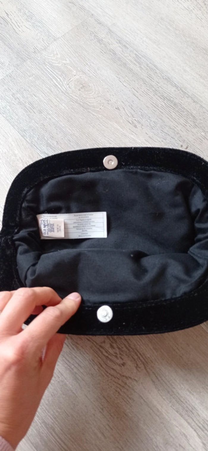 Sac en velours noir
Très bon état
Marque old navy - photo numéro 2
