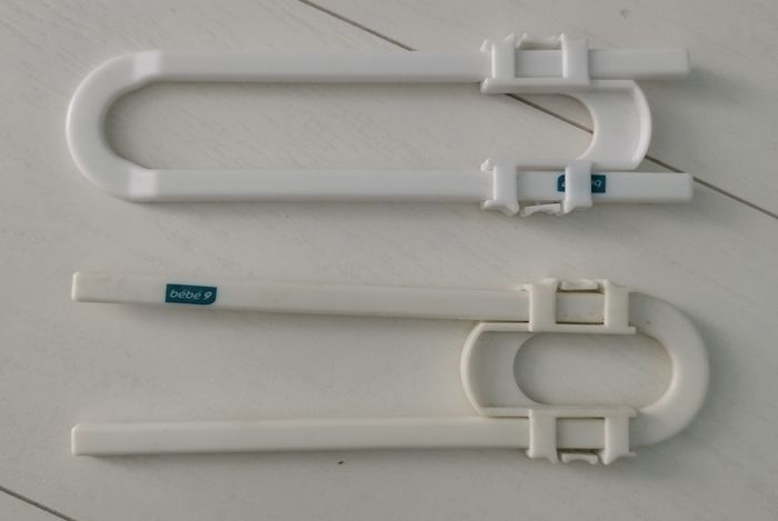 Lot de deux bloque porte de placard