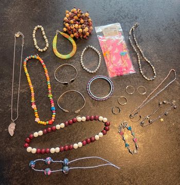 Lot bijoux  fille

Bracelets, colliers, bagues
