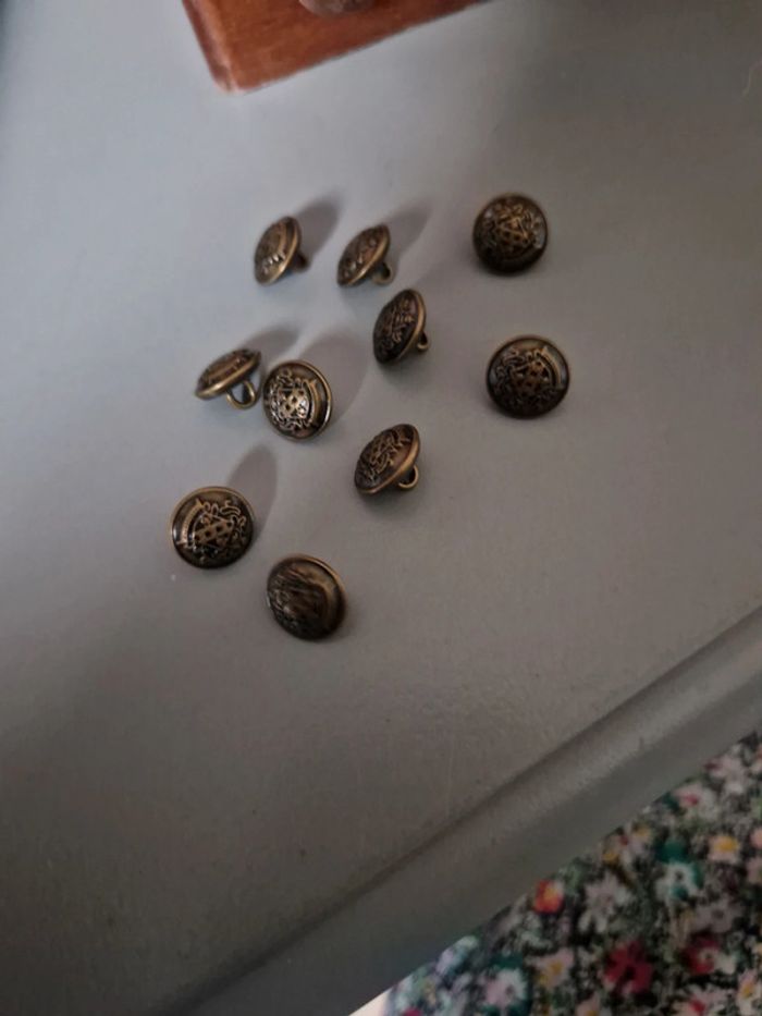 Lot de dix petits boutons dorés vieilli style marine