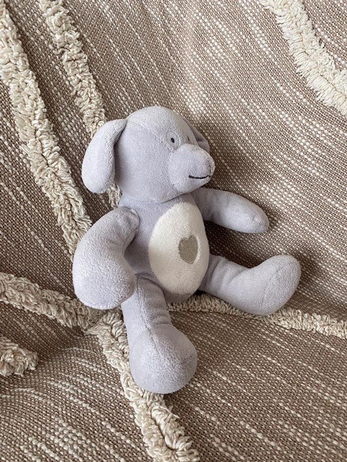 Peluche doudou 25cm obaibi chien gris à cœur blanc parfait état - photo numéro 2