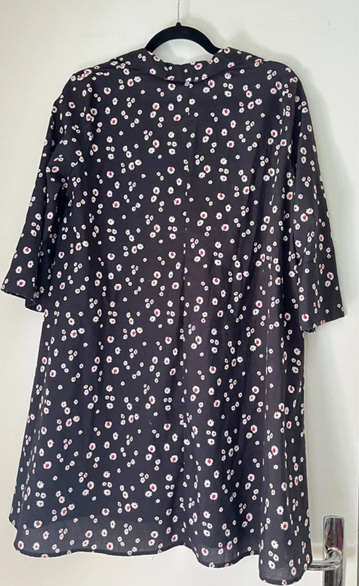 Robe chemise courte fleurie évasée Taille M - photo numéro 4