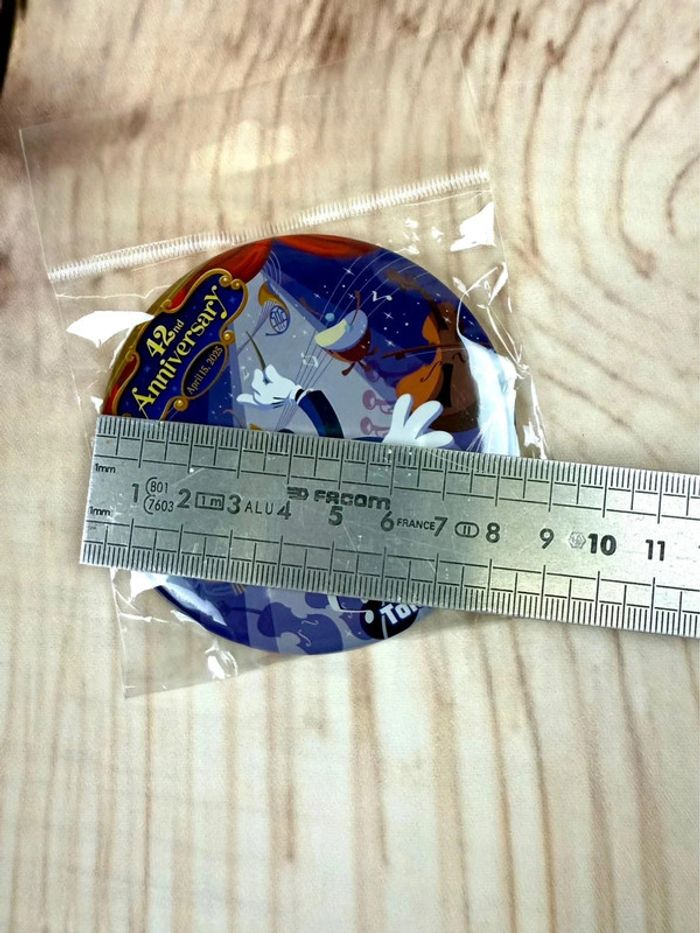 Badge Disneyland Tokyo 42e anniversaire Mickey fantasia orchestre - photo numéro 6