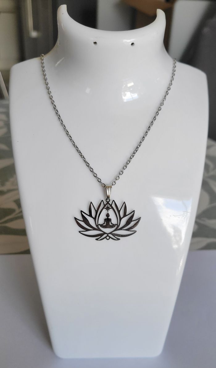 COLLIER YOGA MEDITATION LOTUS ARGENTE ! NEUF !