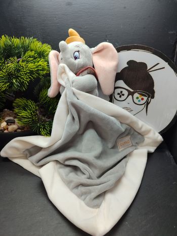 Doudou Dumbo Disney Éléphant Gris plat mouchoir Blanc Jaune Rose Marron 