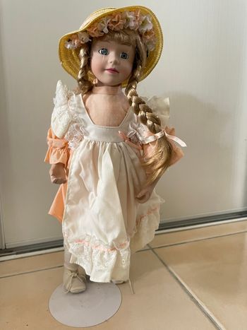 Poupée en porcelaine