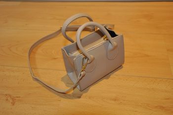Petit sac beige avec bandoulière neuf jamais utilisé