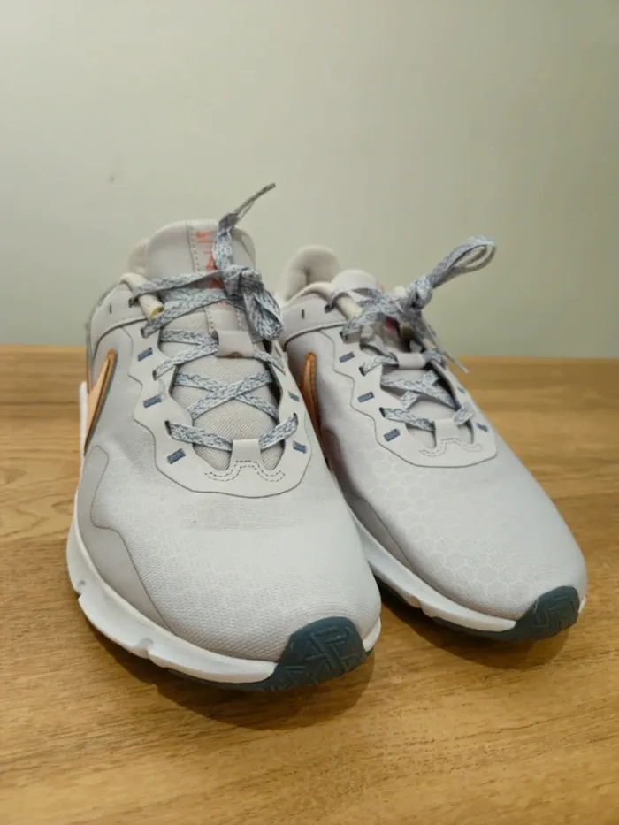 Nike Legend Essential 2 taille 40 parfait état - photo numéro 4