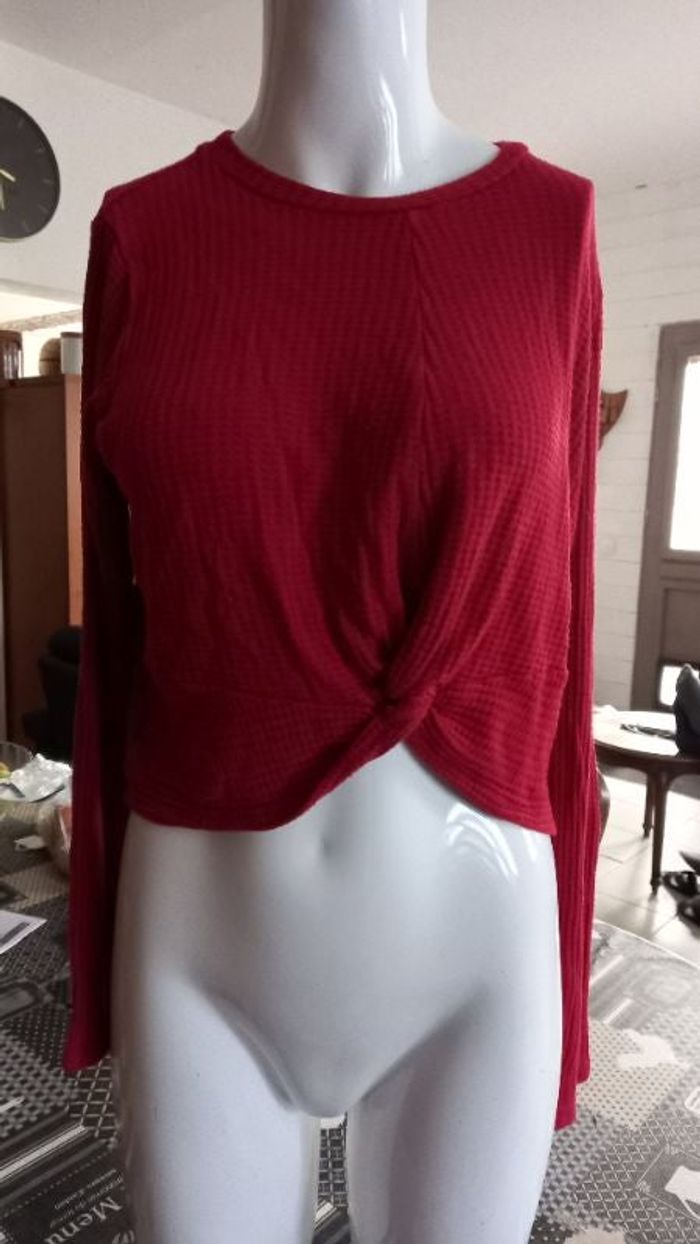pull rouge noué devant