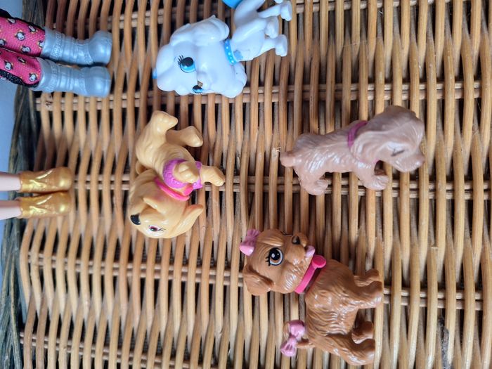 Lot de 2 poupées shelly neuves (1 blonde et 1 brune) et un lot d'animaux (chiens - chat) - photo numéro 3