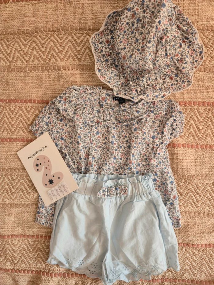 Ensemble 3 pièces bleu ciel Liberty Kiabi : blouse, short et chapeau 2 ans 24 mois