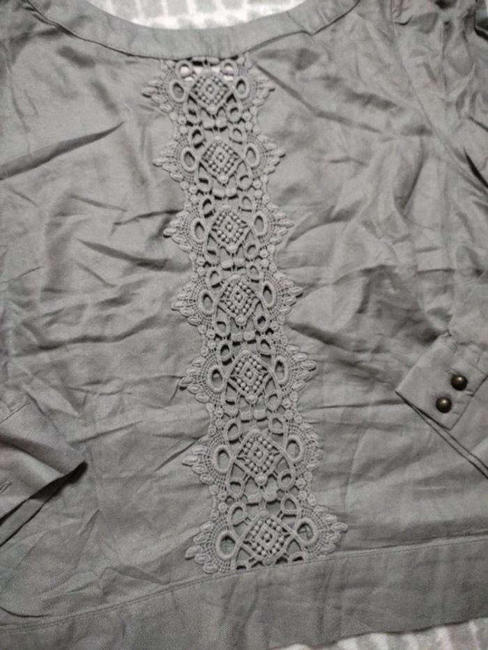 Blouse manches 3/4 dentelle crochet devant gris Kookaï taille 38 - photo numéro 2