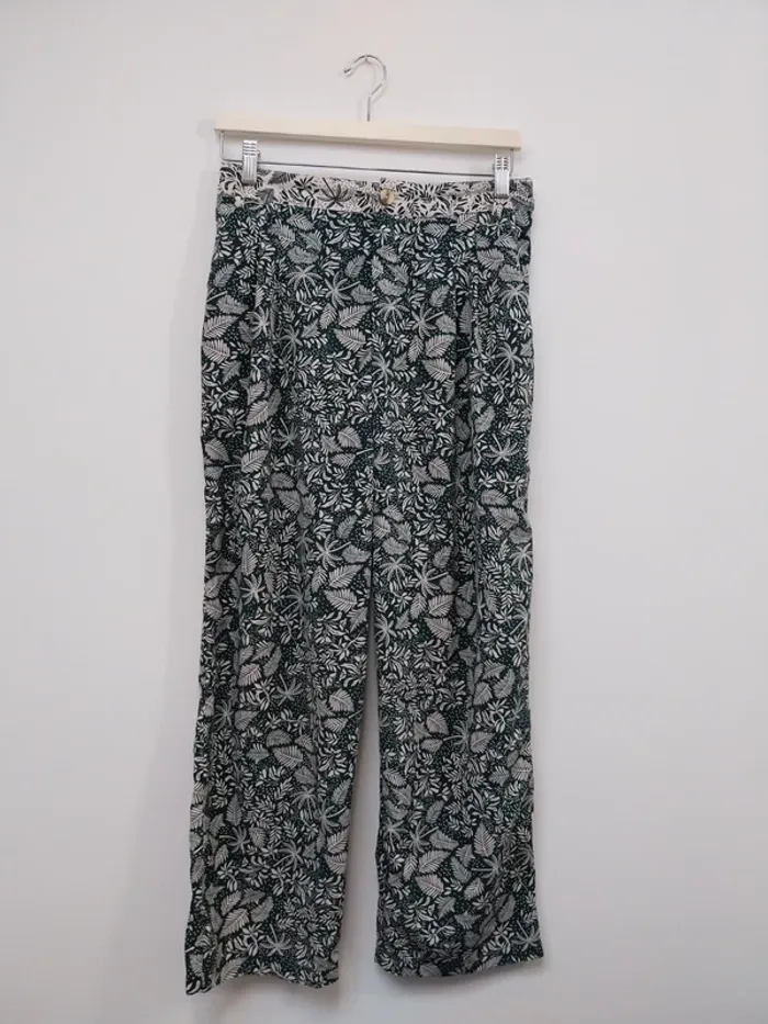 Pantalon léger été motifs feuillage vert et blanc 38