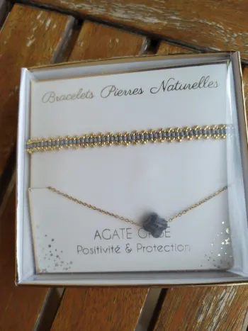 Lot de bracelets dorés en pierres naturelles