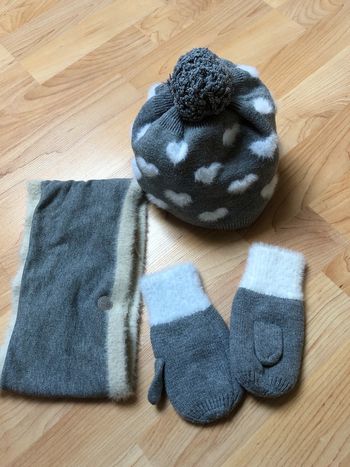 Ensemble bonnet, moufles et cache cou
